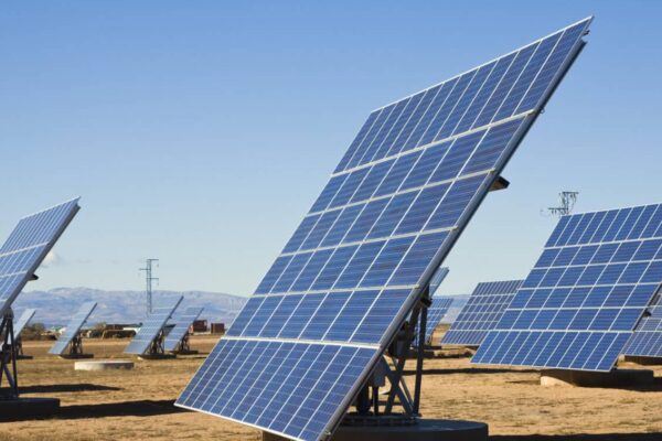 Energia solara si sectorul industrial: cum poate fi utilizata energia solara pentru reducerea costurilor de productie