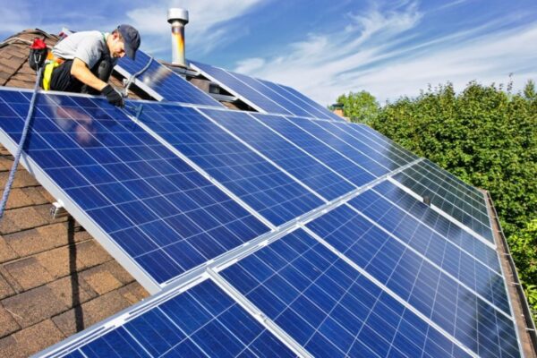Cum să calculezi cât de multă energie solară ai nevoie pentru casa ta